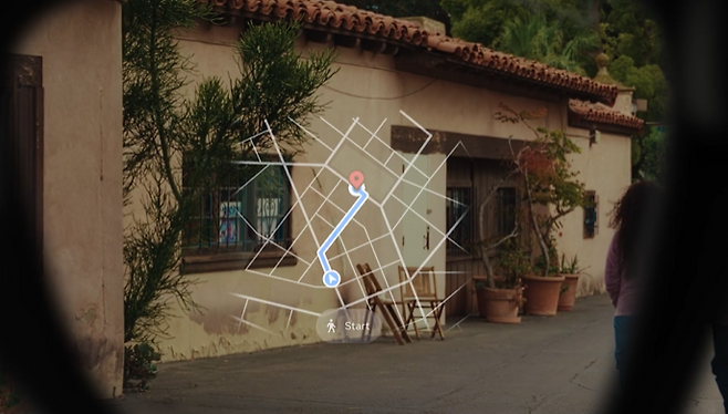 메타 레이번 디스플레이의 렌즈에 있는 헤드업 디스플레이를 이용해 길을 찾아가는 시연 [사진=업로드VR]