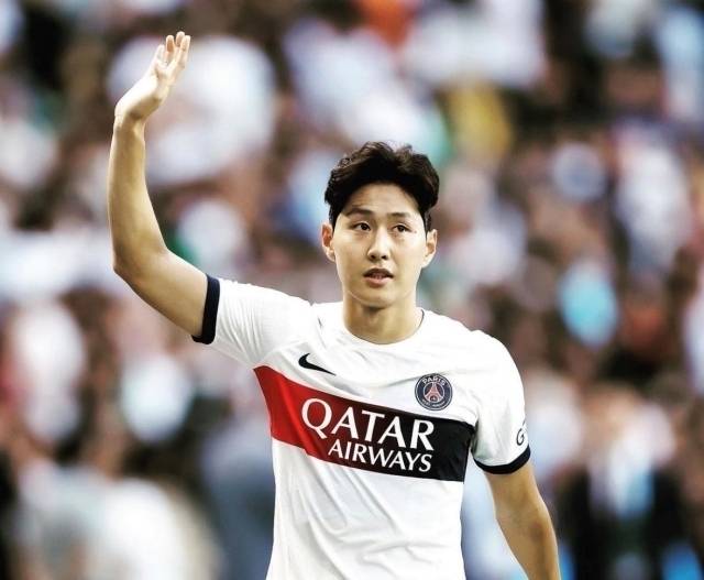 이강인에게는 다시 한 번 기회가 찾아왔다. 루이스 엔리케 감독의 마음을 사로잡을 수 있는 기회 말이다. 그는 랑스전에서도 발목 통증을 호소하기 전까지 안정적인 모습을 보였다. 사진=파브리지오 로마노 SNS