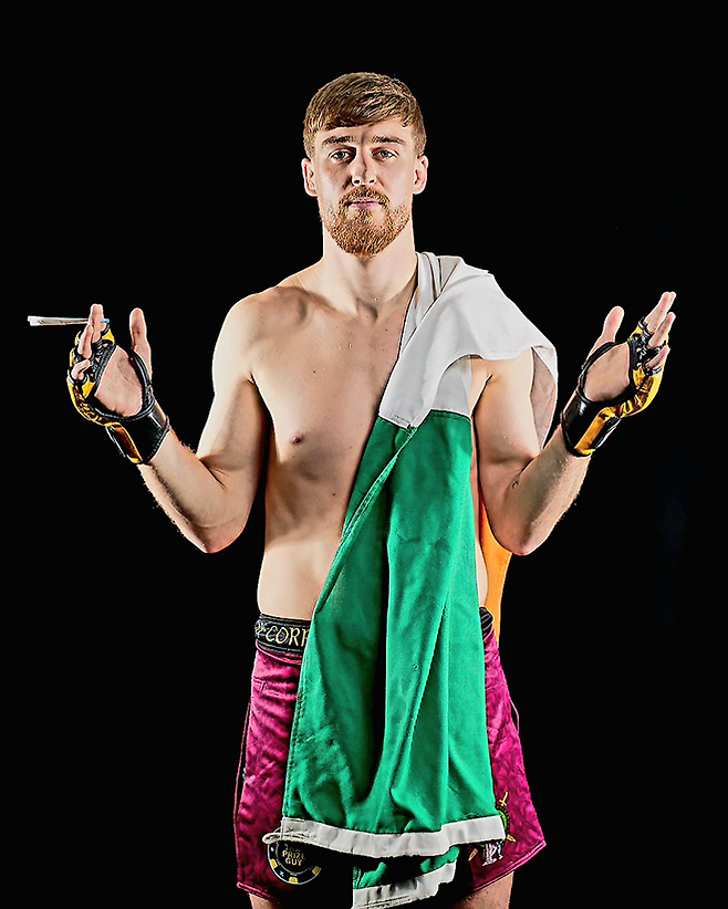 패디 매코리 케이지 워리어스 콘셉트 촬영 이미지. 영국 ‘케이지 워리어스’는 선수층 기준 유럽 3위 및 글로벌 6위 규모 종합격투기 단체다. 사진=Cage Warriors