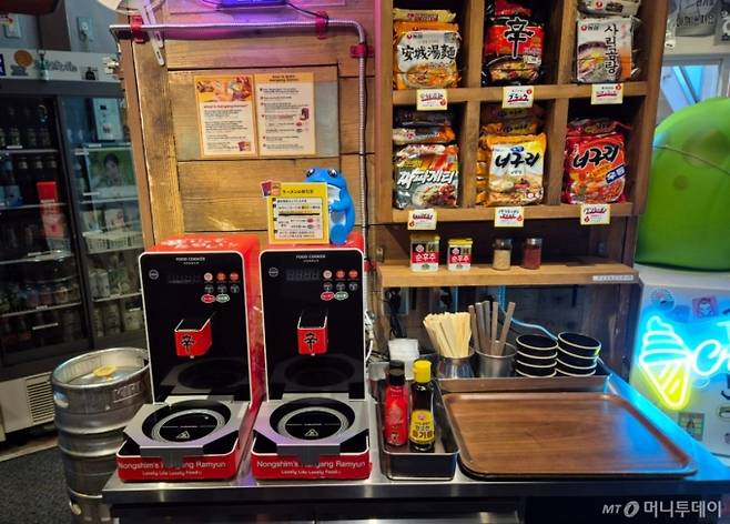 일본 도쿄 나카메구로에 있는 주점 ‘이요산 서울’. 한국 포장마차 콘셉트로 꾸며진 매장에선 즉석 라면 조리기로 농심의 라면을 먹을 수 있다./사진=유예림 기자