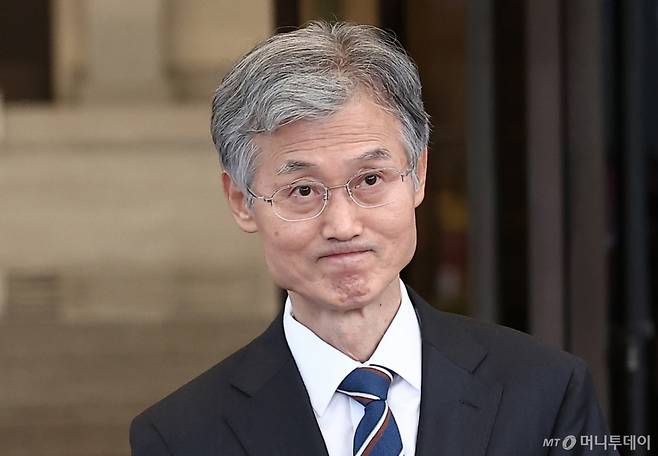 (서울=뉴스1) 김성진 기자 = 조희대 대법원장이 17일 오후 서울 서초구 대법원 청사를 나서고 있다.  조 대법원장은 이날 한덕수 전 국무총리와 이재명 대통령의 공직선거법 위반 사건 처리를 논의했다는 의혹을 전면 부인했다.  2025.9.17/뉴스1  Copyright (C) 뉴스1. All rights reserved. 무단 전재 및 재배포,  AI학습 이용 금지. /사진=(서울=뉴스1) 김성진 기자