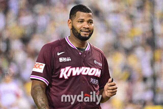 31일 서울 잠실야구장에서 열린 '2025 신한 SOL BANK KBO리그' 키움 히어로즈와 LG 트윈스 경기. 키움 선발 알칸타라가 7회말 3타자 연속 안타를 내주고 교체되 마운드에서 내려오고 있다. 경기는 키움이 5-2로 앞서고 있다./마이데일리