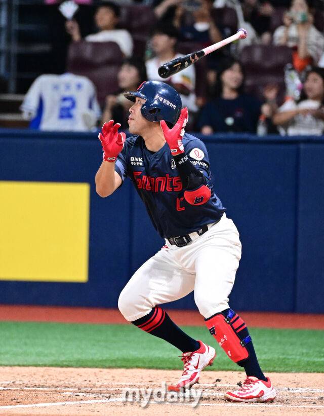 2025년 7월 24일 오후 서울 고척스카이돔에서 열린 '2025 신한 SOL뱅크 KBO 리그' 롯데 자이언츠와 키움 히어로즈의 경기. 롯데 전준우가 6회초 1사 후 우익수 플라이를 치고 있다./마이데일리