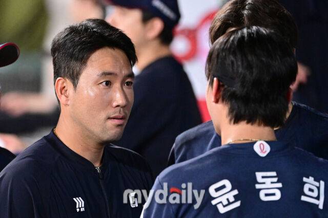 2025년 9월 3일 오후 경기도 수원KT위즈파크에서 열린 '2025 신한 SOL뱅크 KBO 리그' 롯데 자이언츠와 KT 위즈의 경기. 롯데 전준우가 윤동희를 격려하고 있다./마이데일리