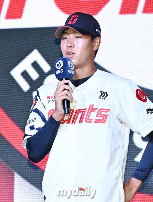 동산고 신동건이 17일 오후 서울 잠실 롯데호텔에서 진행된 '2026 KBO 신인 드래프트'에서 1라운드 4순위로 롯데에 지명된 뒤 소감을 말하고 있다. 이번 드래프트는 전면 드래프트 방식으로 총 11라운드에 걸쳐 진행되며, 총 1,261명의 대상자 중 최대 110명이 KBO 10개 구단의 새 식구로 합류하게 된다. 지명 순서는 2024시즌 최종 순위 역순에 따라 키움 히어로즈를 시작으로 NC 다이노스, 한화 이글스, 롯데 자이언츠, SSG 랜더스, KT 위즈, 두산 베어스, LG 트윈스, 삼성 라이온즈, KIA 타이거즈 순으로 진행된다./잠실 = 송일섭 기자