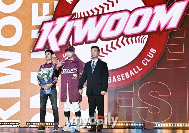 전주고 박한결이 17일 오후 서울 잠실 롯데호텔에서 진행된 '2026 KBO 신인 드래프트'에서 1라운드 10순위로 키움에 지명된 뒤 포즈를 취하고 있다. 이번 드래프트는 전면 드래프트 방식으로 총 11라운드에 걸쳐 진행되며, 총 1,261명의 대상자 중 최대 110명이 KBO 10개 구단의 새 식구로 합류하게 된다. 지명 순서는 2024시즌 최종 순위 역순에 따라 키움 히어로즈를 시작으로 NC 다이노스, 한화 이글스, 롯데 자이언츠, SSG 랜더스, KT 위즈, 두산 베어스, LG 트윈스, 삼성 라이온즈, KIA 타이거즈 순으로 진행된다./잠실 = 송일섭 기자