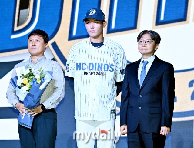 유신고 신재인이 17일 오후 서울 잠실 롯데호텔에서 진행된 '2026 KBO 신인 드래프트'에서 1라운드 2순위로 NC에 지명되고 있다. 이번 드래프트는 전면 드래프트 방식으로 총 11라운드에 걸쳐 진행되며, 총 1,261명의 대상자 중 최대 110명이 KBO 10개 구단의 새 식구로 합류하게 된다. 지명 순서는 2024시즌 최종 순위 역순에 따라 키움 히어로즈를 시작으로 NC 다이노스, 한화 이글스, 롯데 자이언츠, SSG 랜더스, KT 위즈, 두산 베어스, LG 트윈스, 삼성 라이온즈, KIA 타이거즈 순으로 진행된다./마이데일리