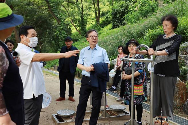 유성훈 금천구청장(가운데)이 운동하는 주민들과 대화를 나누고 있다.