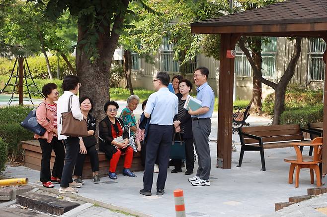 동네 주민들과 대화하는 유성훈 금천구청장