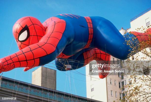 지난해 미국 뉴욕에서 진행된 추수감사절 퍼레이드에 스파이더맨 대형 풍선이 나왔다. 디즈니 등 할리우드 영화제작사 3곳은 중국의 AI 이미지 생성업체 미니맥스에 저작권 소송을 냈다.[게티이미지]