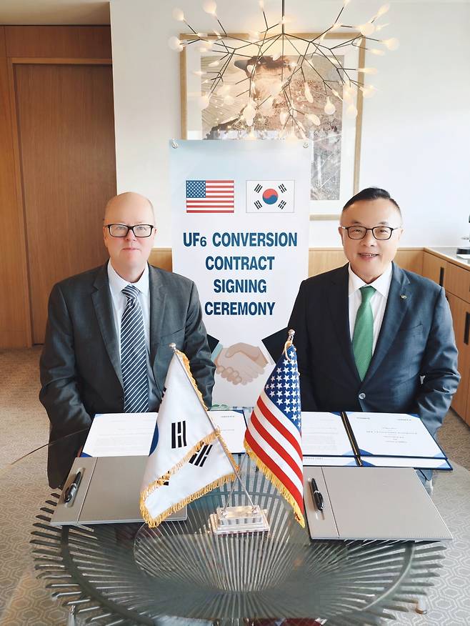 황주호(오른쪽) 한국수력원자력 사장이 지난 4일(현지시간) 영국 런던에서 미국의 유일한 우라늄 변환 시설 운영사인 컨버다인(ConverDyn)과 변환 우라늄 장기 공급 계약을 체결한 후 기념촬영을 하고 있다. [한국수력원자력 제공]