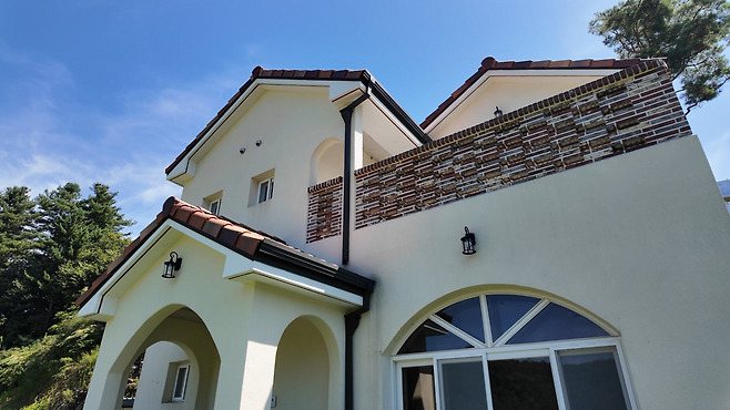 경매에 나온 경기 가평 설악면 소재 2층 신축 단독주택의 모습 안경찬 PD