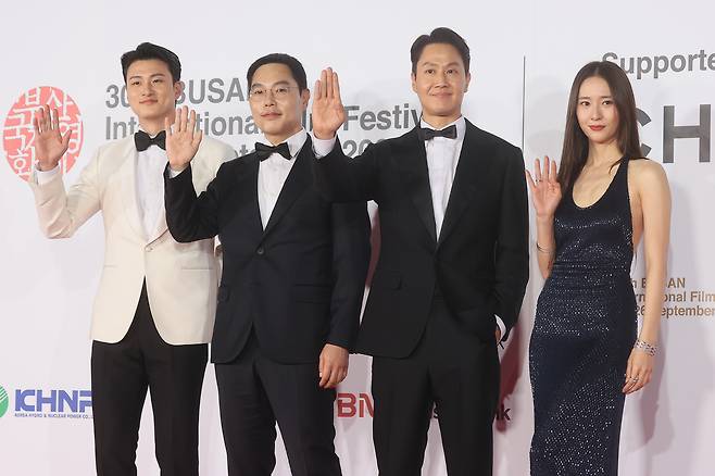 영화 ‘짱구’의 배우 신승호(왼쪽부터), 오성호 감독, 정우, 배우 정수정이 17일 부산 해운대구 우동 영화의전당에서 열린 제30회 부산국제영화제 개막식에 참석하고 있다. [연합]