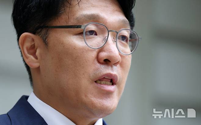 [서울=뉴시스] 권창회 기자 = 정치자금법 위반과 청탁금지법 위반 혐의를 받는 김상민 전 부장검사가 17일 서울 서초구 서울중앙지법에서 열린 구속 전 피의자 심문(영장실질심사)에 출석하며 발언하고 있다. (공동취재) 2025.09.17. photo@newsis.com