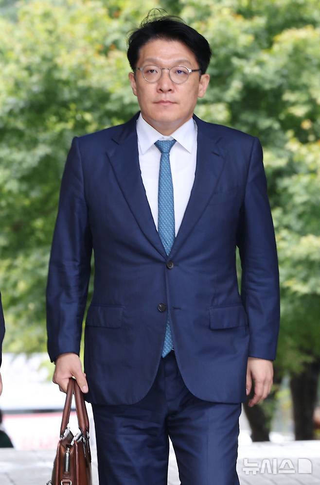 [서울=뉴시스] 권창회 기자 = 정치자금법 위반과 청탁금지법 위반 혐의를 받는 김상민 전 부장검사가 17일 서울 서초구 서울중앙지법에서 열린 구속 전 피의자 심문(영장실질심사)에 출석하고 있다. (공동취재) 2025.09.17. photo@newsis.com
