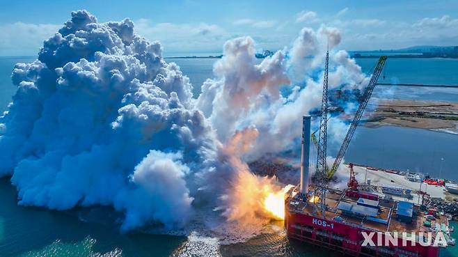 [옌타이=신화/뉴시스] 중국 민간 우주기업 '톈빙 테크놀로지(스페이스 파이오니어)'가 개발 중인 재사용 로켓 톈룽3이 추력 1000t 규모의 핵심 시험을 성공적으로 통과한 것으로 알려졌다. 사진은 지난 15일 중국 산둥성 하이양둥팡 발사기지에서 관련 시험이 진행 중인 모습. 2025.09.17