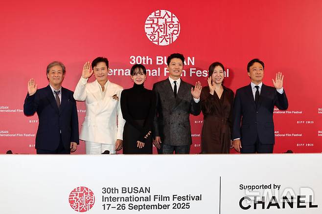 [부산=뉴시스] 박진희 기자 = 제30회 부산국제영화제 개막작 '어쩔수가없다' 감독 박찬욱, 배우 이병헌, 손예진, 박희순, 염혜란, 이성민이 17일 부산 해운대구 영화의전당 중극장에서 기자회견을 하고 있다. 2025.10.17. pak7130@newsis.com