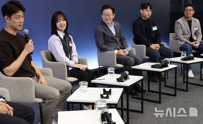 [성남=뉴시스] 고범준 기자 = 이재명 대통령이 17일 경기도 성남시 스타트업 스퀘어에서 열린 청년 스타트업 상상콘서트에서 참석자 발언을 듣고 있다. 2025.09.17. bjko@newsis.com