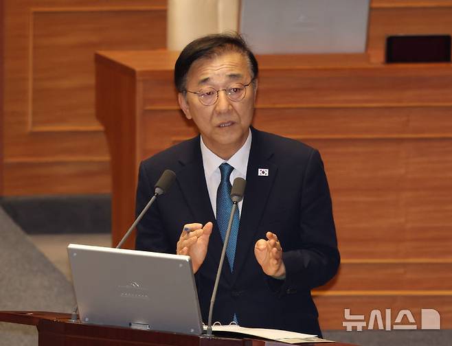 [서울=뉴시스] 김명년 기자 = 김윤덕 국토교통부 장관이 17일 오후 서울 여의도 국회 본회의에서 이언주 더불어민주당 의원의 대정부 질문에 답변하고 있다. 2025.09.17. kmn@newsis.com