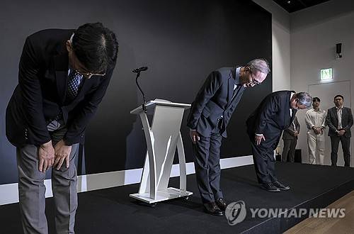 소액결제 피해 관련 고개 숙여 사과하는 김영섭 KT 사장 (서울=연합뉴스) 이동해 기자 = 김영섭 KT 사장이 11일 서울 종로구 KT 광화문빌딩 웨스트 사옥에서 소액결제 피해와 관련해 고개 숙여 사과하고 있다. 2025.9.11 [공동취재] eastsea@yna.co.kr