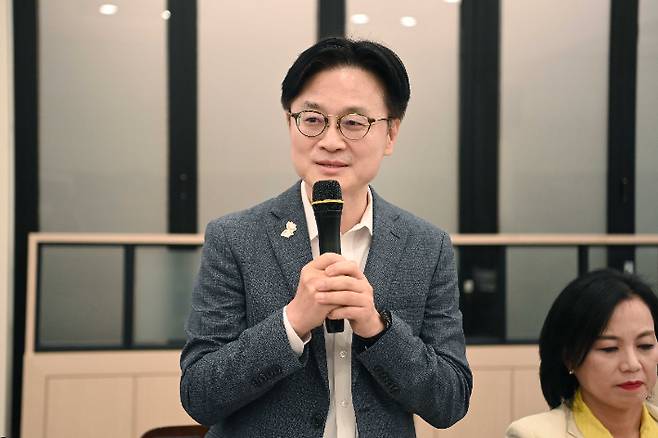 김정관 산업통상자원부 장관이 16일 세종시 장군면 한식당에서 실장급 등 간부와 산업통상자원부 출입기자 60여명이 참석한 가운데 열린 출입기자단 간담회에 참석했다. 산업부 제공