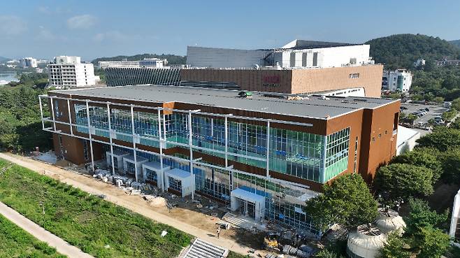 공사가 마무리 단계에 접어들며 위용을 드러낸 국제미디어센터. 경주시 제공