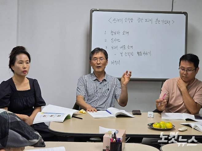 왼쪽부터 범시민연대 정수진 부장, 시사저널 호남취재본부 유홍철 국장, 류정호 위원장. 고영호 기자