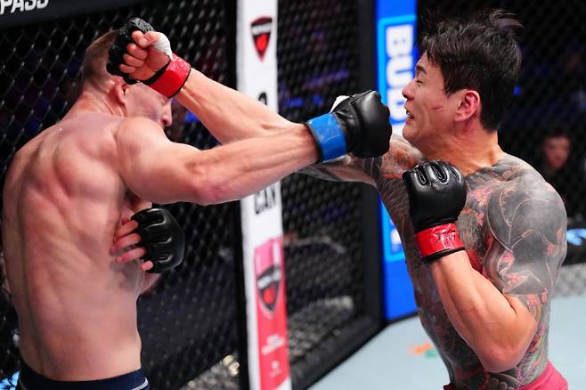 황인수(사진 오른쪽)와 패디 맥코리의 경기 장면. UFC 제공