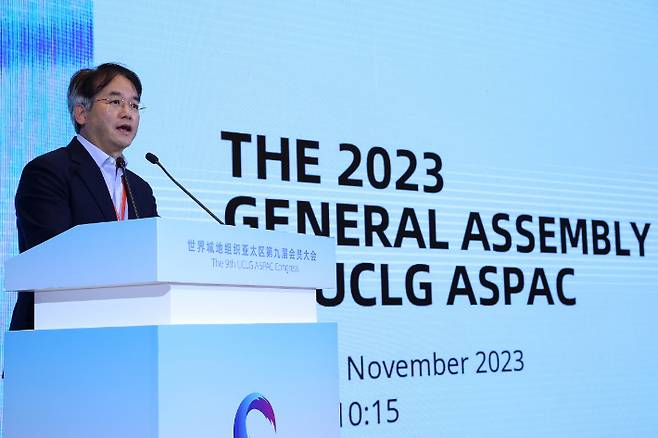 '2023 제9차 UCLG ASPAC 이우시 총회'에서 차기 총회를 고양시로 유치하기 위해 제안하는 이동환 시장. 고양시 제공