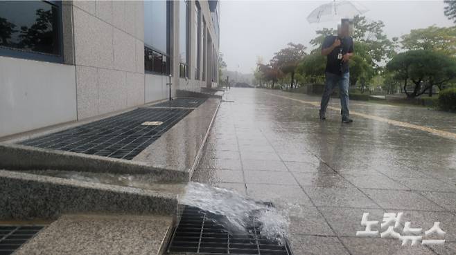 17일 오후 강릉지역에 호우특보가 내려진 가운데 오후 들어 빗방울이 굵어지면서 시민들이 우산을 쓰고 이동하고 있다. 전영래기자