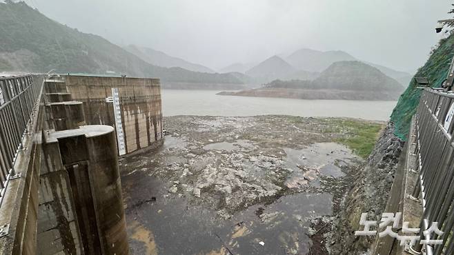 17일 오후 호우특보 속 비가 내리고 있는 강릉 오봉저수지. 전영래 기자