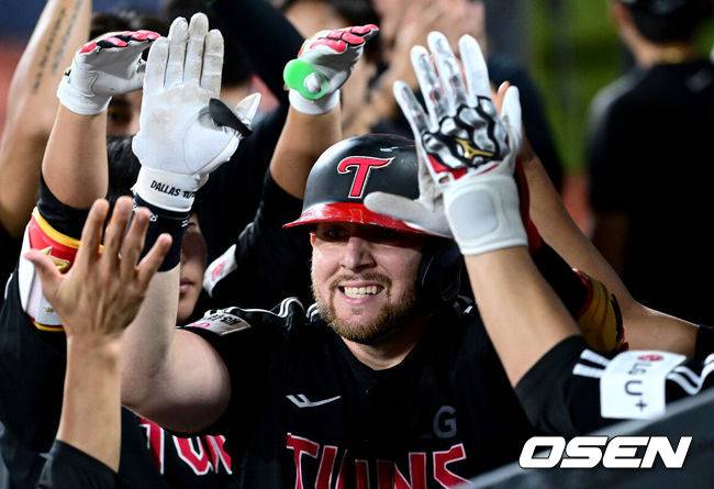 [OSEN=수원, 최규한 기자] 16일 수원 KT위즈파크에서 ‘2025 신한 SOL Bank KBO리그’ KT 위즈와 LG 트윈스의 경기가 열렸다.홈팀 KT는 헤이수스, 방문팀 LG는 손주영을 선발로 내세웠다.9회초 무사 선두타자로 나선 LG 오스틴이 좌월 솔로포를 날리고 홈을 밟은 뒤 더그아웃 동료들과 기뻐하고 있다. 2025.09.16 / dreamer@osen.co.kr