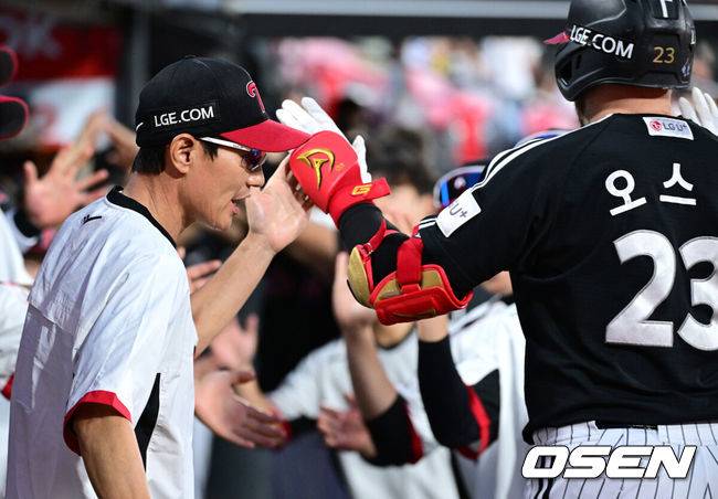 [OSEN=수원, 최규한 기자] 16일 수원 KT위즈파크에서 ‘2025 신한 SOL Bank KBO리그’ KT 위즈와 LG 트윈스의 경기가 열렸다.홈팀 KT는 헤이수스, 방문팀 LG는 손주영을 선발로 내세웠다.1회초 2사 주자없는 상황 LG 오스틴이 선제 중월 솔로포를 날리고 홈을 밟은 뒤 염경엽 감독과 기뻐하고 있다. 2025.09.16 / dreamer@osen.co.kr