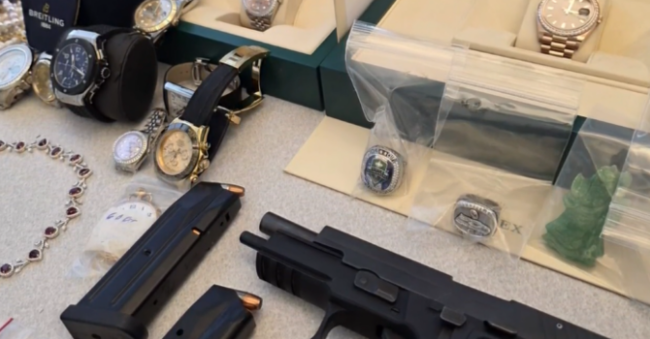 경찰이 용의자의 집에서 압수한 피해품들