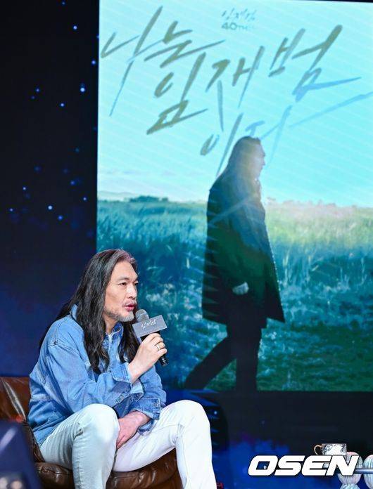 [OSEN=지형준 기자] 17일 오후 서울 강남구 청담동 일지아트홀에서 임재범 40주년 기념 전국투어 및 8집 선공개 기자간담회가 열렸다.  가수 임재범은 데뷔 40주년이라는 이정표를 맞아 전국투어 콘서트 ‘나는 임재범이다’를 개최하고, 정규 8집의 포문을 여는 신곡 ‘인사’를 들고 가요계에 복귀한다.  임재범이 포토타임을 하고 있다. 2025.09.17 /jpnews@osen.co.kr