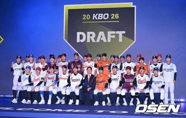 [OSEN=이대선 기자] 17일 오후 7일 오후 서울 롯데호텔 월드에서 ‘2026 KBO 신인 드래프트’가 열렸다.이번 드래프트는 전면 드래프트 방식으로 총 11라운드에 걸쳐 진행된다. 대상자는 총 1천261명으로, 고등학교 졸업 예정자 930명, 대학교 졸업 예정자 216명, 얼리 드래프트 신청자 51명, 해외 아마추어·프로 출신 선수 19명이다. 이 중 최대 110명이 KBO 10개 구단의 부름을 받게 된다.허구연 KBO 총재를 비롯한 신인 선수들이 기념촬영을 가지고 있다. 2025.09.17 /sunday@osen.co.kr