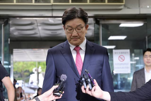 ▲윤석열 정부와 통일교 간 '정교 유착'의 발단으로 지목된 국민의힘 권성동 의원이 지난 16일 서울 서초구 서울중앙지법에서 열린 구속 전 피의자 심문(영장실질심사)에 출석하며 입장 표명에 앞서 취재진 마이크를 보고 있다. ⓒ연합뉴스