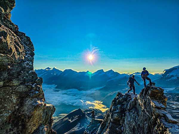 브라이트호른 동봉을 향해 가는 중. 브라이트호른은 알프스에 첫 4,000m 등정을 목표로 하는 등반가들에게 인기가 많다.