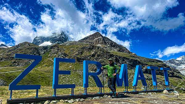 마터호른이 보이는 체르마트 조형물 앞. 구름 속에 마터호른이 숨었다.
