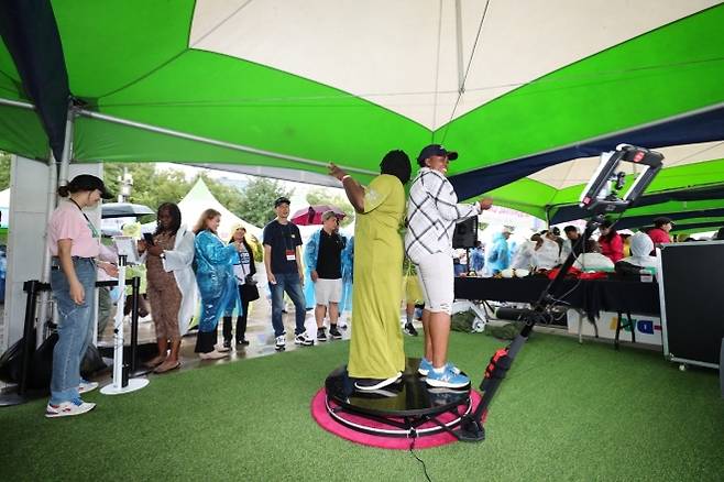 ‘케이데이 인 한강’ 이벤트에서 360도 포토부스를 체험하는 참가자들. 한국관광공사 제공.