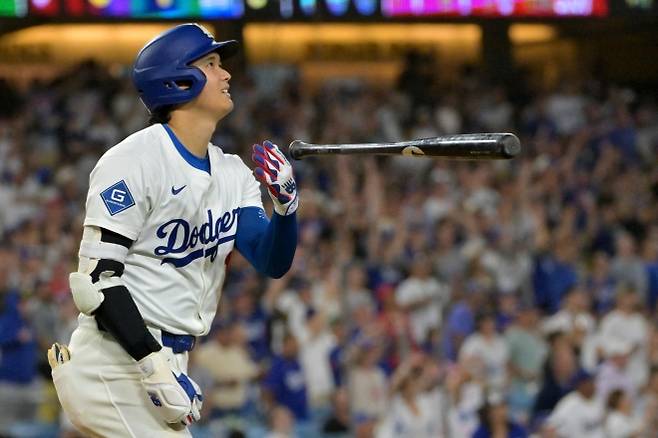 오타니 쇼헤이가 17일(한국시간) 미국 캘리포니아주 로스앤젤레스(LA) 다저스타디움에서 열린 2025 미국 메이저리그(MLB) 정규시즌 필라델피아 필리스와의 홈 경기에서 시즌 50번째 홈런을 친 뒤 방망이를 던지고 있다. 로이터 연합뉴스