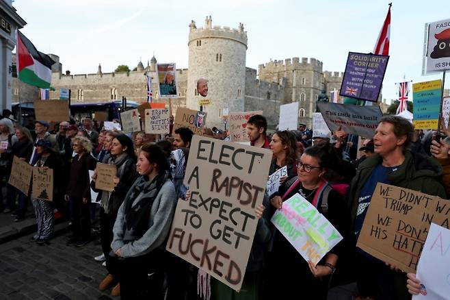 도널드 트럼프 미국 대통령의 영국 국빈 방문을 앞두고 16일(현지시간) 윈저에서 시민들이 ‘트럼프 환영하지 않는다’는 문구가 적힌 피켓을 들고 시위하고 있다. 로이터 연합뉴스