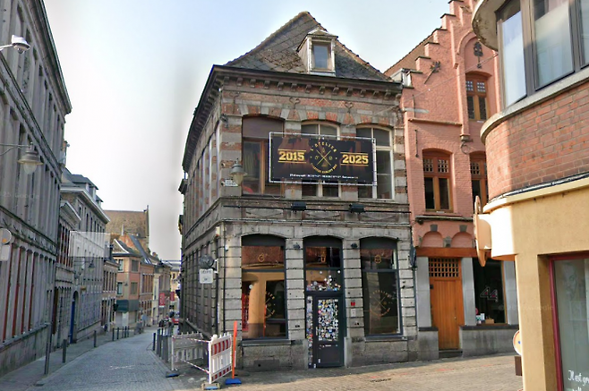 최근 ‘브래지어 벗어주면 샴페인 한 병 준다’는 프로모션을 진행해 논란을 빚은 벨기에 남부 몽스에 있는 바 ‘르아틀리에’. 구글맵 스트리트뷰 캡처