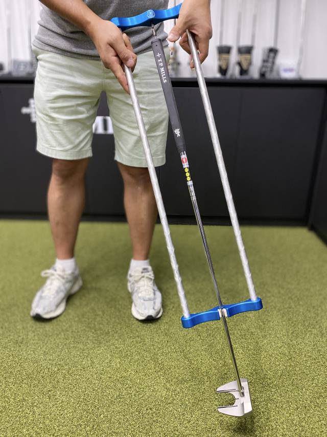 리빌러에 퍼터를 매달고 퍼팅을 하면 제로 토크 퍼터 페이스는 움직이지 않는다. 김세영 기자