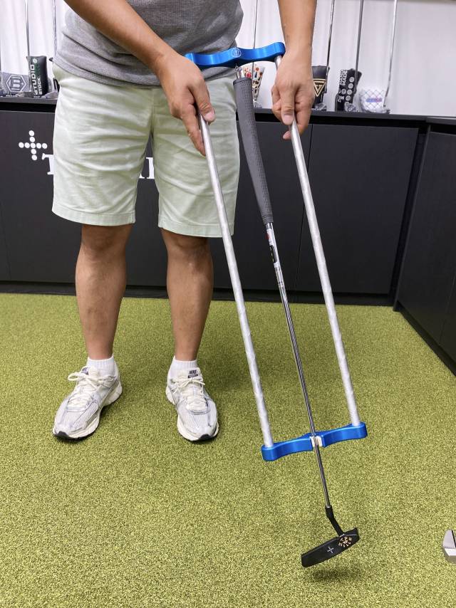 리빌러에 일반 퍼터를 매달고 퍼팅을 하면 퍼터 헤드가 흔들리는 걸 확인할 수 있다. 사진=김세영 기자