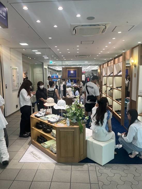 [사진: 도쿄 라포레 하라주쿠 매장]