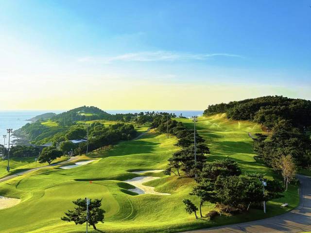 중국 산둥성의 아시아나 웨이하이CC는 인천공항에서 1시간 안팎 비행이면 닿는 가까운 거리에 있다. 사진 제공=금호리조트