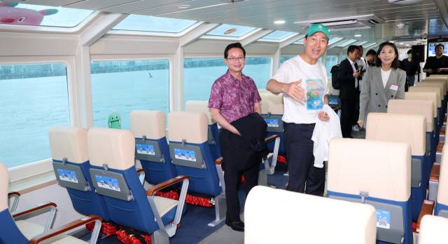서울의 새 수상교통수단인 한강버스 정식운항 시작 하루 전인 17일 서울 한강버스 여의도선착장에서 열린 취항식에서 오세훈 서울시장이 한강버스 내부를 살펴보고 있다. 2025.9.17. 공동취재