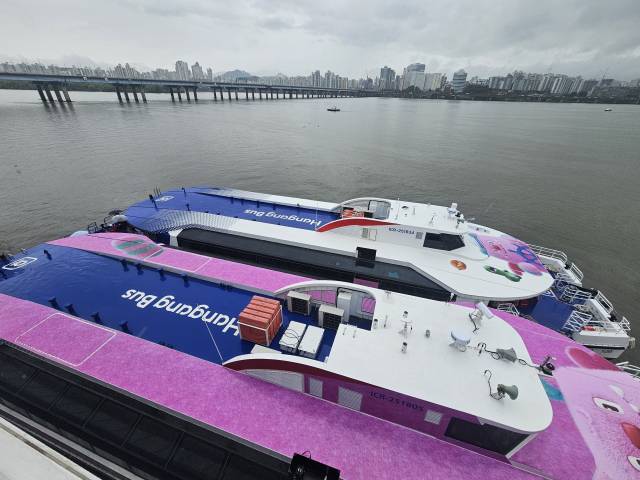 서울의 새 수상교통수단인 한강버스 정식운항 시작 하루 전인 17일 서울 여의도선착장에 한강버스가 정박해 있다. 연합뉴스