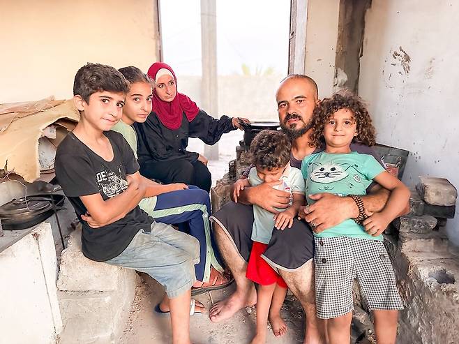 무함마드 사이드 알카티브 기자와 그의 아내 그리고 네 아이. ⓒ무함마드 사이드 알카티브